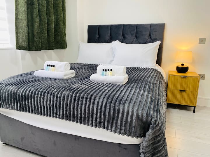 Modern Executive Studio 7 | Central Swindon - 斯文敦