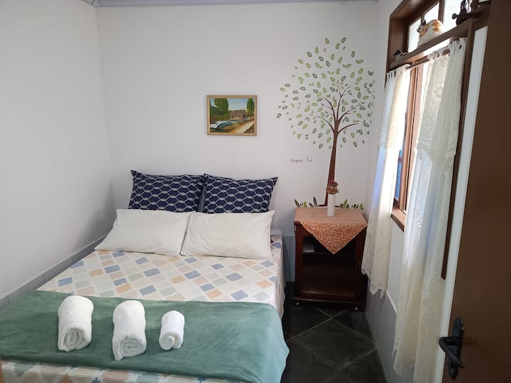 - Спалня 1 с размери 2,80 х 2,40 
- Двойно легло 1,90 x1,40
 - Mute Criado
- TV smartv 32' с абонаментни канали
Забележка: няма гардероб, в стая 2 има подвижна стая с рафтове и закачалка.