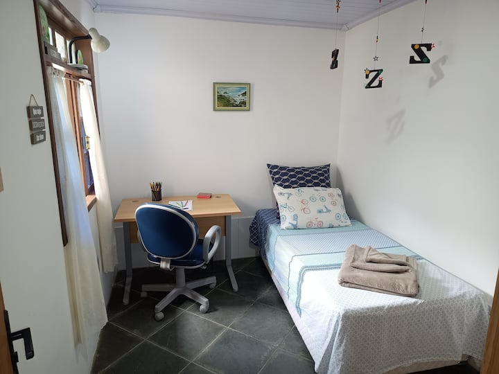 - Спалня 2 с размери 3.10 х 2.30.
- Единична бикама, с фиксирана 1,90 x 0,90 и друга спомагателна в долната част, с колела, 1,70 x 0,80.
- Бюро с домашен офис стол.