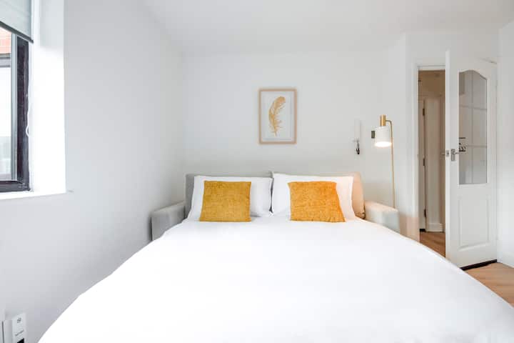 The Rushden Retreat • 1-bed Flat + Parking - Wellingborough