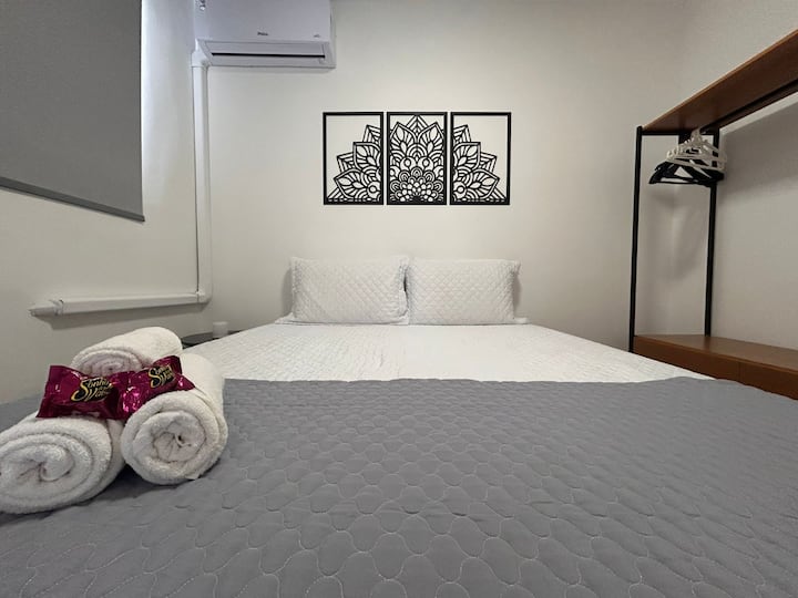 ️ Удобна соба со брачен кревет (Queen Size), клима уред, завеса, плакар за облека во индустриски стил и комплетен прибор за кревет и бања.