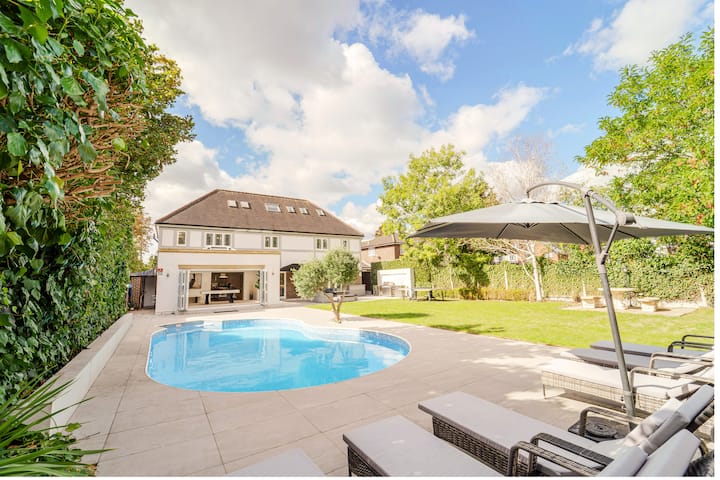Hornchurch Garden Villa | Swimming Pool | Spa Tub - ラムフォード