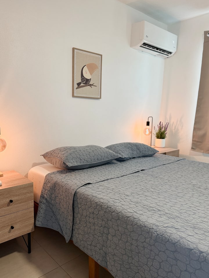 Dhomë e madhe me një krevat dopio "queen size".