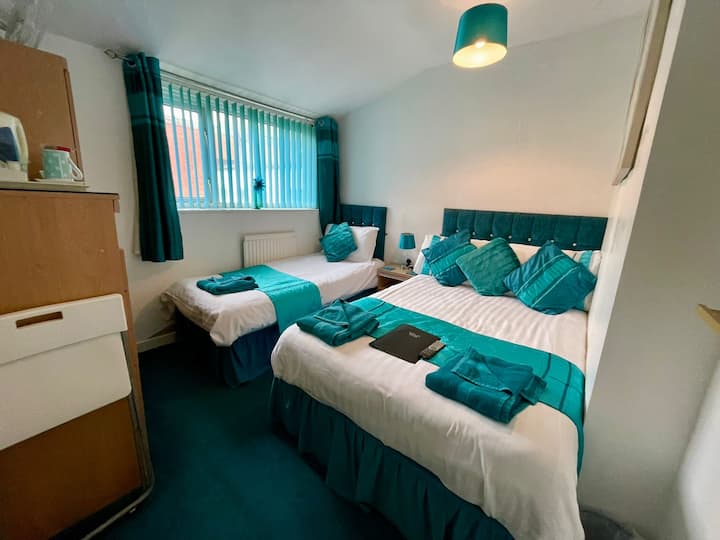 Beeches Hotel Triple Room 1 With Ensuite - Blackpool