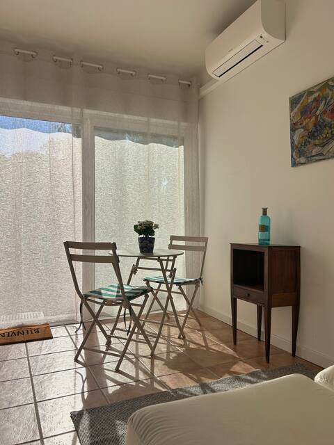 Popular Airbnb listing: Sea getaway: quiet, bright studio with parking in La Ciotat