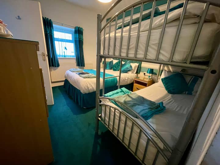 Beeches Hotel Family Room With Ensuite - Blackpool