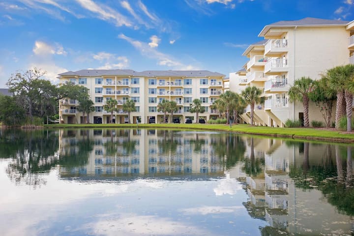 Coastal Getaway Resort Suite - Litchfield Beach, SC