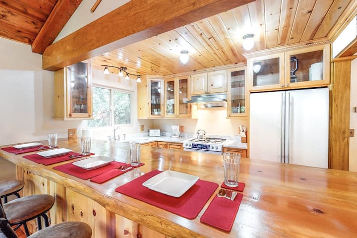 Stunning 4br Mountainview | Fireplace | Deck - San Bernardino, CA