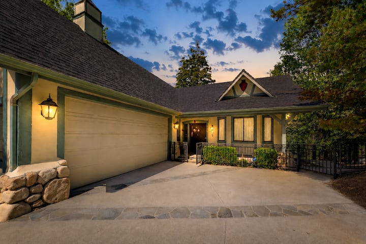 Emerald Oasis| 2 Bd, A/c, Fire Pit, Bbq & Ev Chrgr - Lake Arrowhead, CA