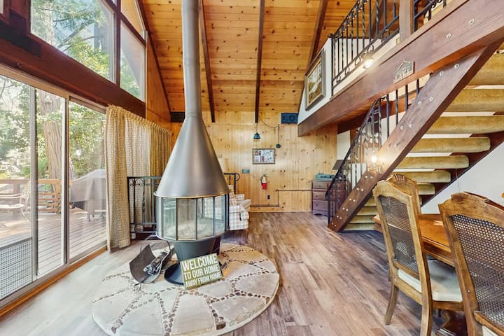 Retro 2br | Deck | Garage Parking - Lake Arrowhead, CA