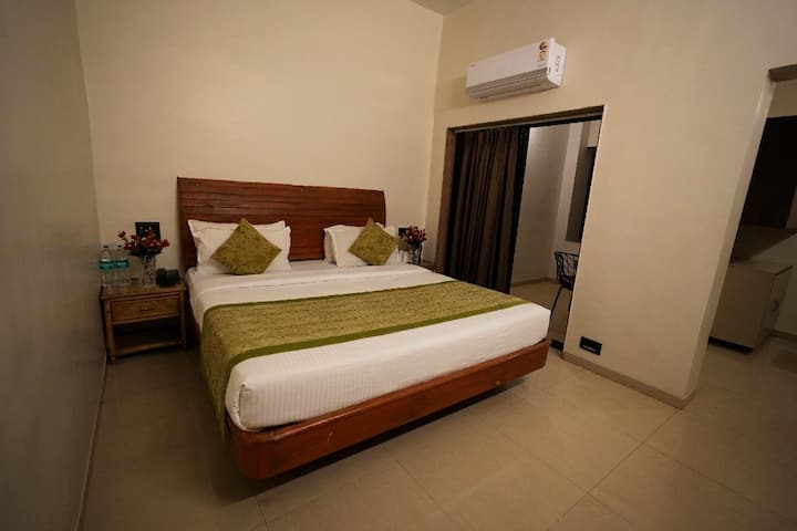 Classic Double Room W/ Swimming Pool & Lake Access - Bhandardara