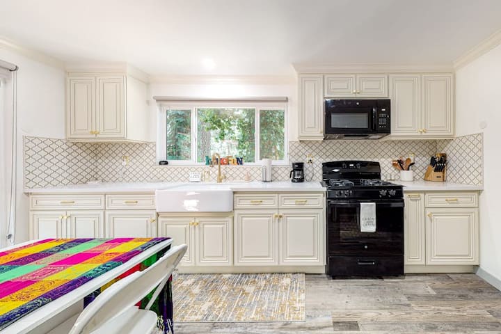 Forest-view 2br | Woodstove | Deck | Fast Wifi - San Bernardino, CA