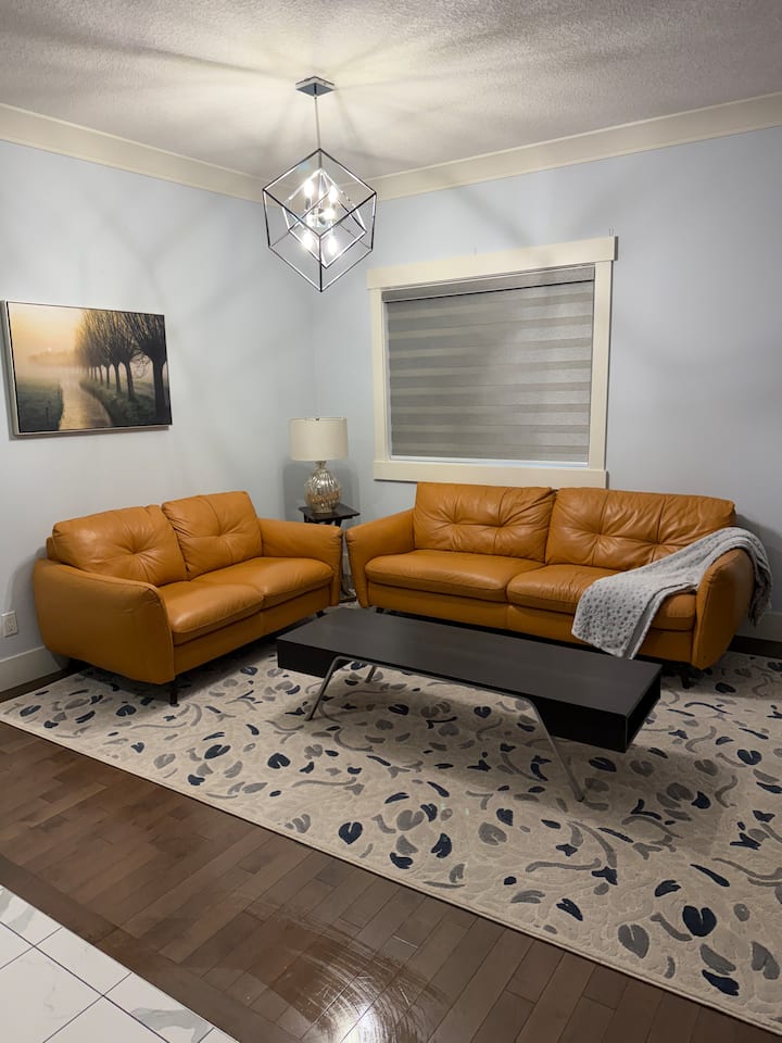 Sleep 8 | 4 Bed | Office Space | Ev Charging | - Chestermere