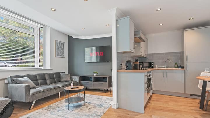Modern Central Flat With Free Parking - Leeds