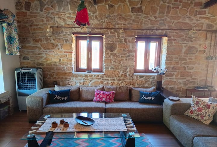 Peaceful Stone Cottage Near Beaches, Bbq & Veranda - Burhaniye