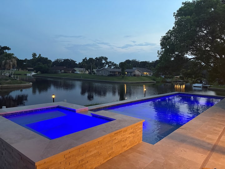 Waterfront/ Pool/ Hot Tub/ Golf/ 4 Bdrm/ Sleeps 10 - Palm Coast, FL