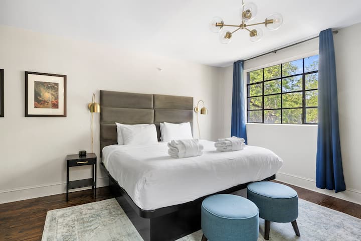 The Present - Room 201 | Sleeps 3 | King+twin Bed - Savannah, GA