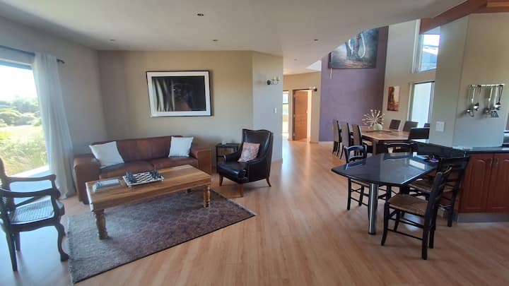 Khaya Mathathu - Your Family Home By The Sea! - Pringle Bay