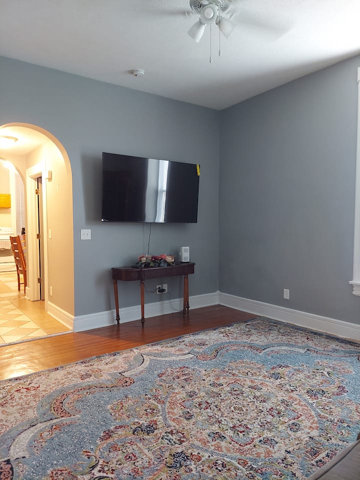 Spacious Apartment In 19th Century Limestone Home - Milford State Park, Milford