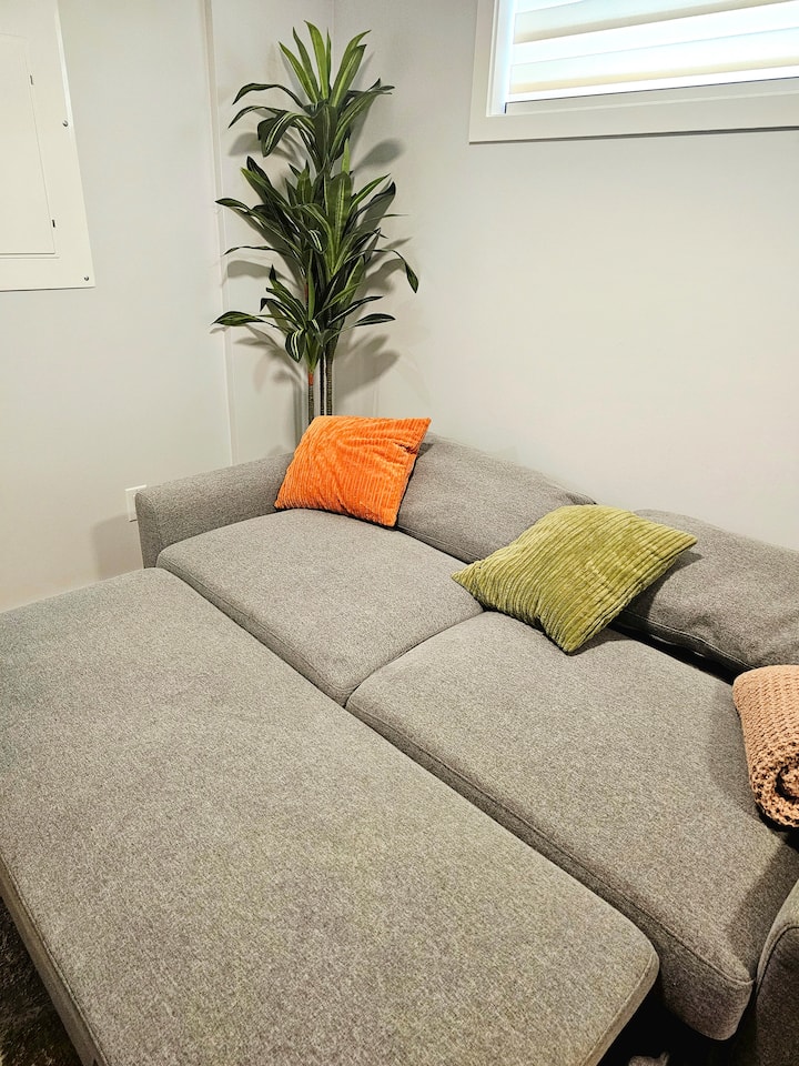 Luxury Modern Saskatoon Suite + Parking - Saskatoon