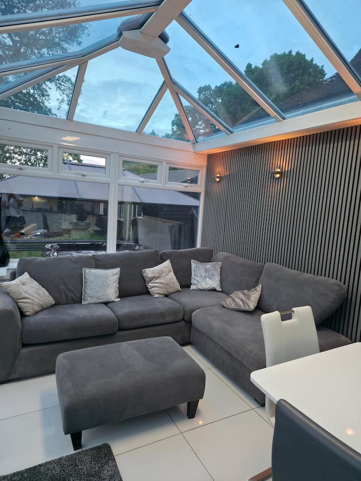 Private House With Jaccuzzi,direct Train To London - London