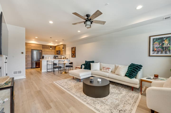 Sleek, Modern Denver Area Gem In Planned Community - Denver, CO