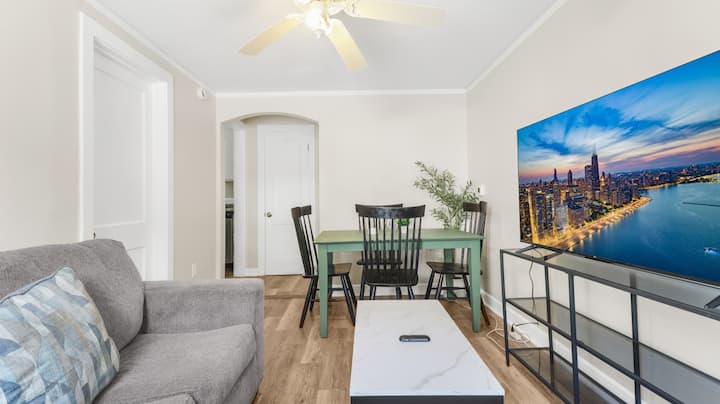 Stylish 1 Bedroom Apartment 2 Stops To Naval Base! - Deerfield, IL