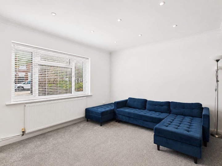 Stylish Contemporary Home With Private Drive Way - 切爾姆斯福德