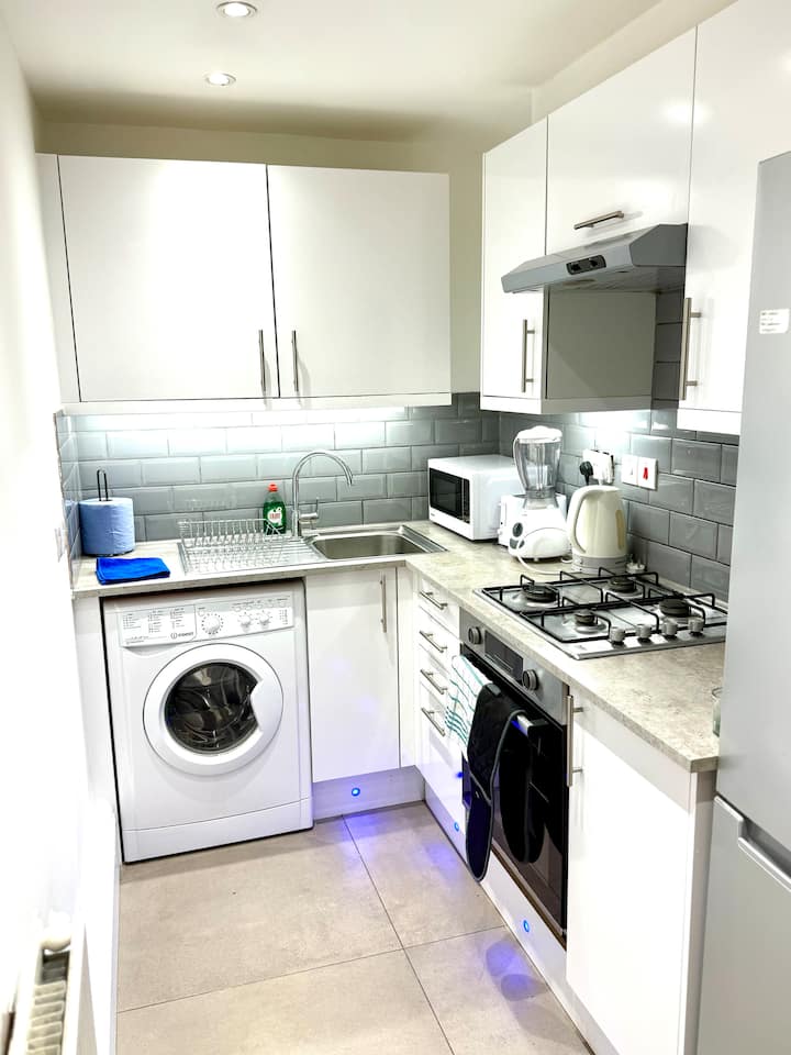 Easy Love Location 9 - Bromley