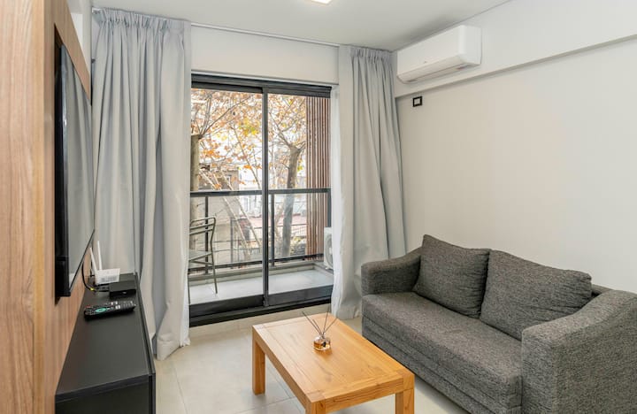 Living, diseñado para brindar confort. Cuenta con cómodo sillon, Smart TV, Wi-Fi  y una decoración moderna y acogedora. Ideal para relajarse después de recorrer la ciudad o disfrutar de una agradable estadía en familia o con amigos.