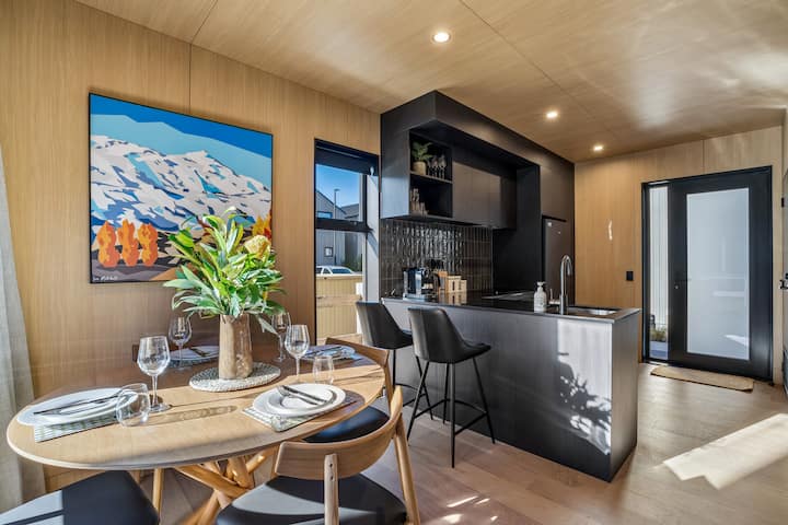 Southern Peaks Stay | Prime Location With Parking - Coronet Peak