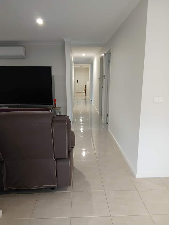 Single Room With Queen Bed In Shared House - Shepparton
