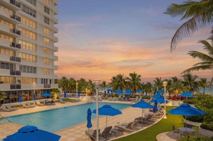 Lincoln Rd Parking |Pool | Office | Balcony| Beach - Miami Beach