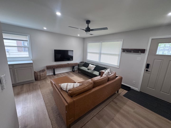 Two Kings, Fully Fenced, Dog Friendly - Michigan City, IN