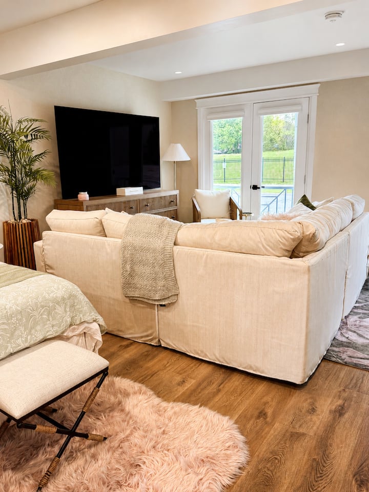 Beverly Beachside Villa Main Floor - Lakeshore