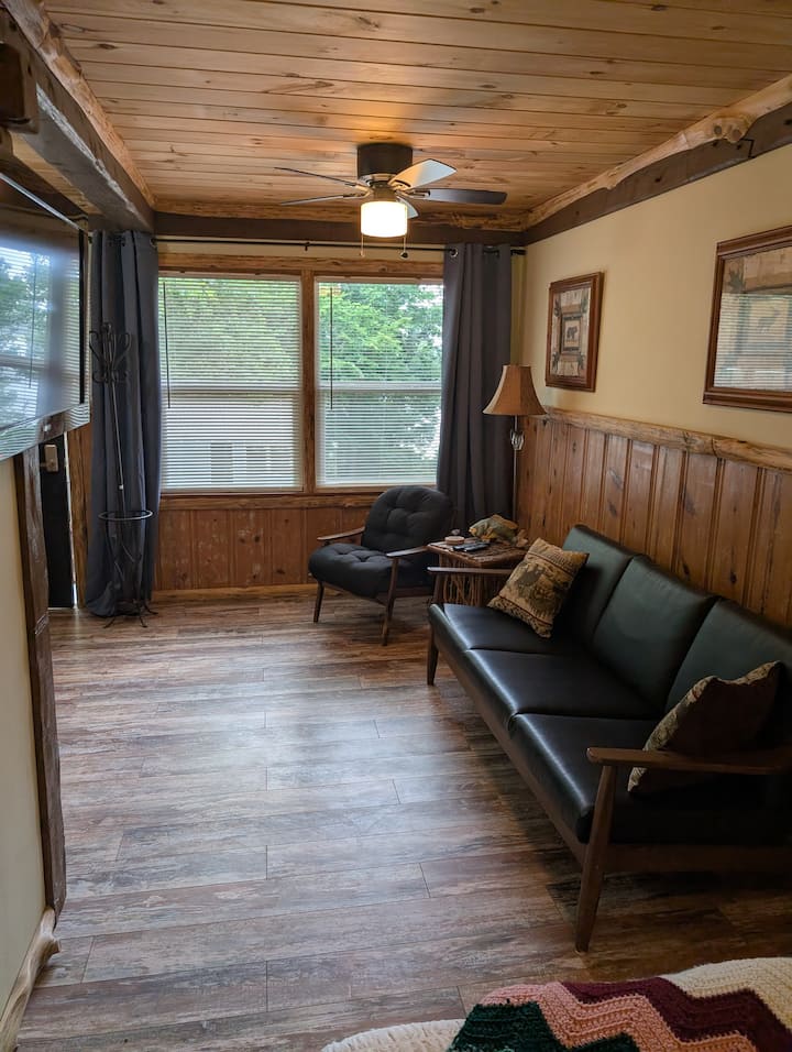 Cozy Lakeside Cabin #4 - Bull Shoals, AR