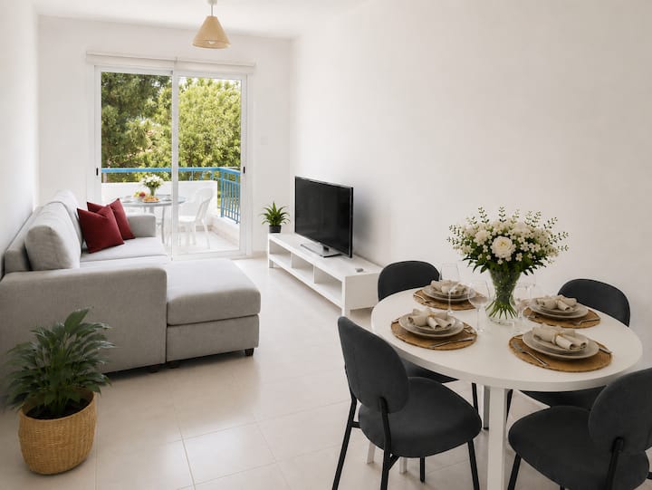 Apartment With 2 Large Pools & Parking, Wifi - Paphos