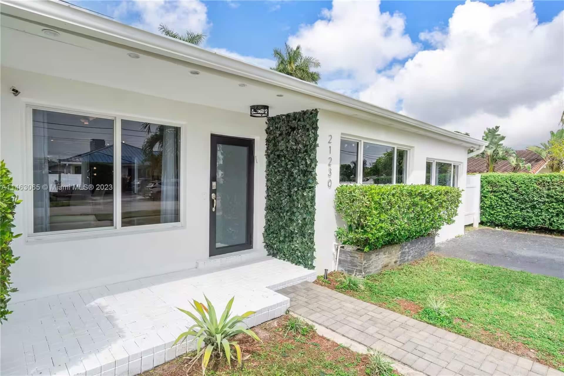 Gated Pool home near a worship house/Aventura Mall