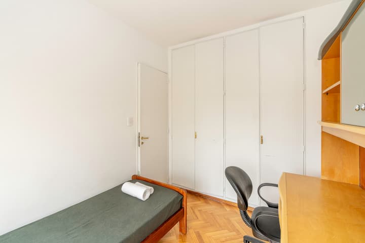Dormitorio cómodo y acogedor, pensado para un descanso reparador. Cuenta con cama confortable, ropa de cama de calidad y espacio de guardado, en un ambiente tranquilo, cálido y luminoso.