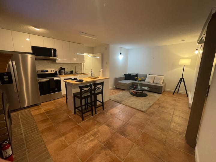 Bright Lynn Valley Suite Patio + Parking - North Vancouver