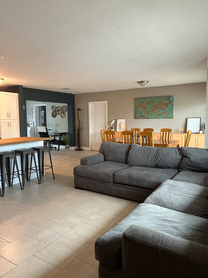 Poolside Paradise - 10 Minutes From Beach - St. Petersburg, FL