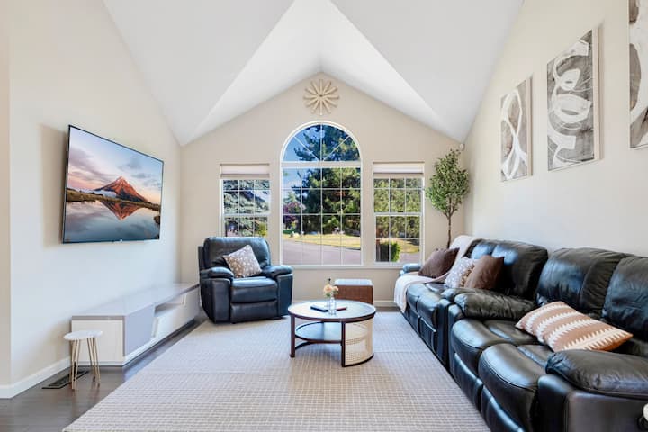 Spacious 4br Getaway | Grill, Patio - Federal Way, WA