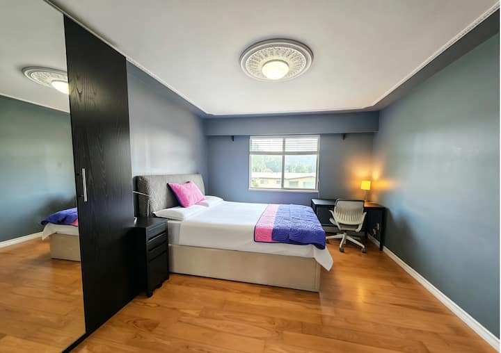 Cozy Queen Room W/ Desk - Burnaby