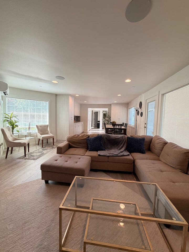 Gather And Stay: Spacious Modern Home - Puyallup, WA