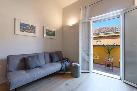 Annuncio Airbnb popolare: NEW Stylish Rooftop Retreat • Historic Centre a Bologna