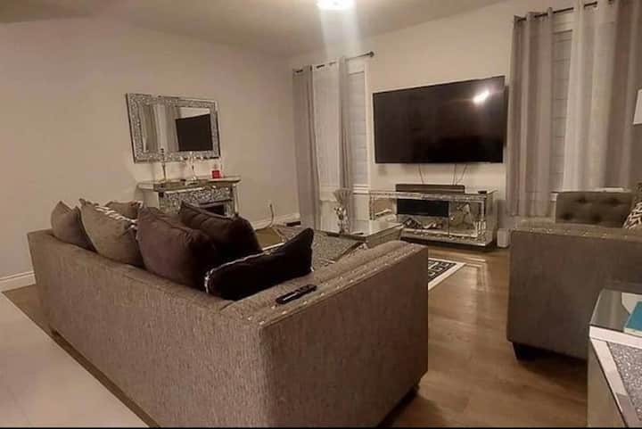 The Sutherland Luxury 4br | Sleeps 8 - Ingersoll