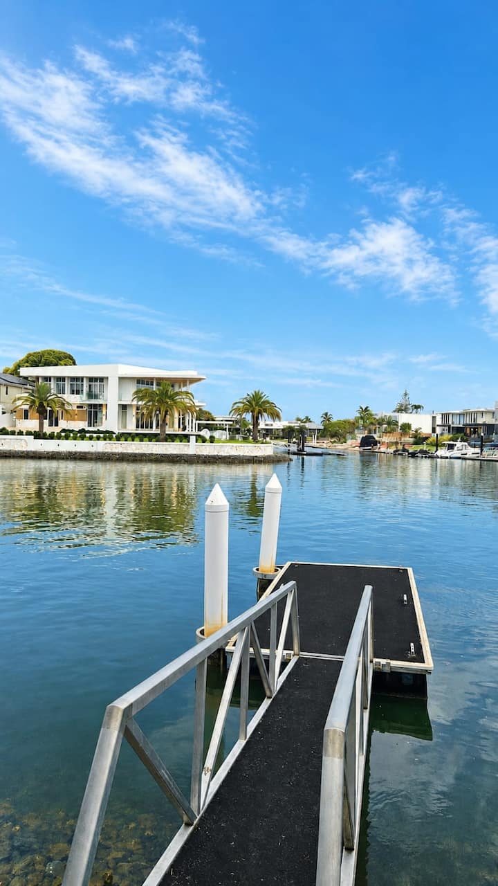 Waterfront Access Home In Broadbeach Waters. - Broadbeach