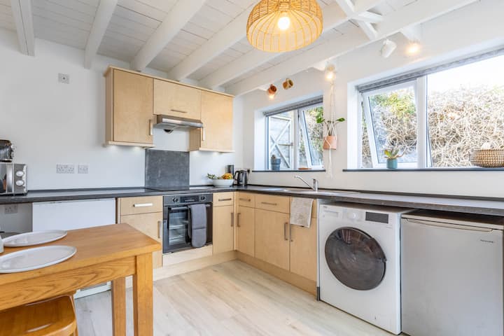 Spacious Coastal Retreat W/ Annexe Sleeps 8 - Croyde