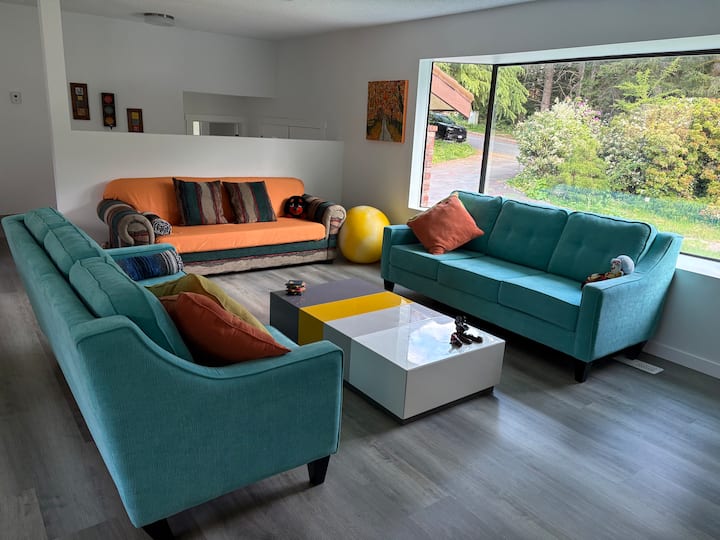 Fifa Stay For Groups Of 8-3 Bedrooms & 
A Sofa Bed - Bowen Island