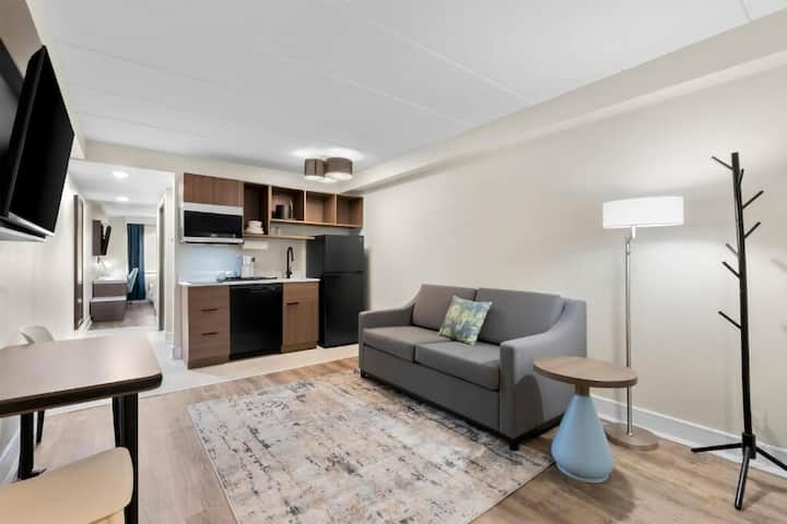 Jersey Shore 2 Queen Suite | Bar, Pool & Gym - Ocean Grove, NJ